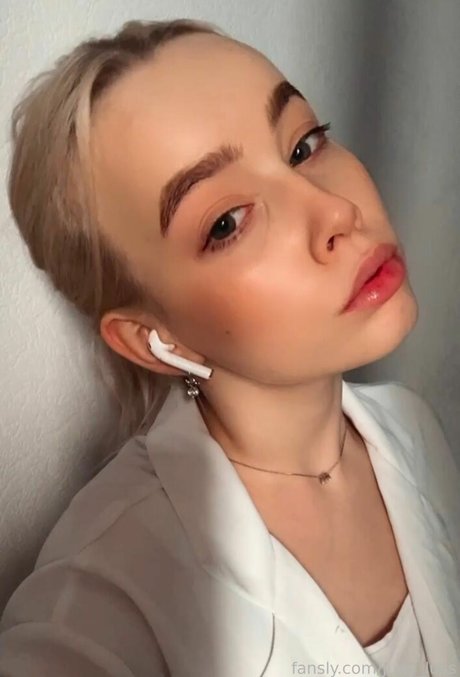 deni__dragons__ model naked gallery