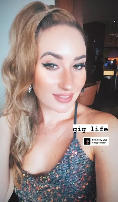 Robyn Adele Anderson model sexy image