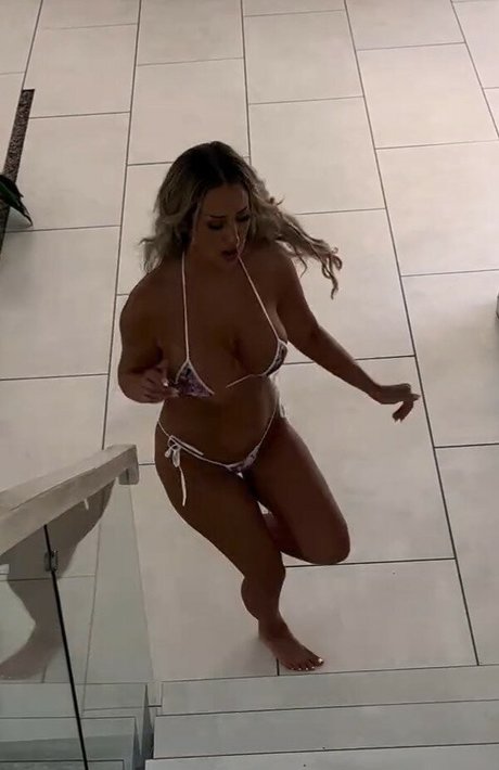 misslexiswilson model image