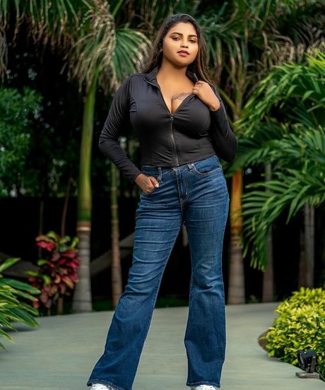 Elakkiya Rajendran sexy actress pictures