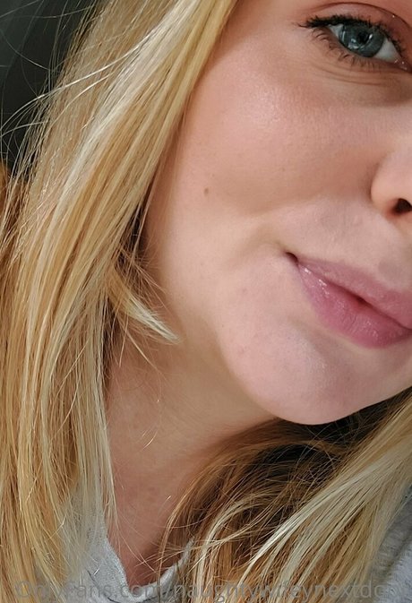 naughtywifeynextdoor art star gallery