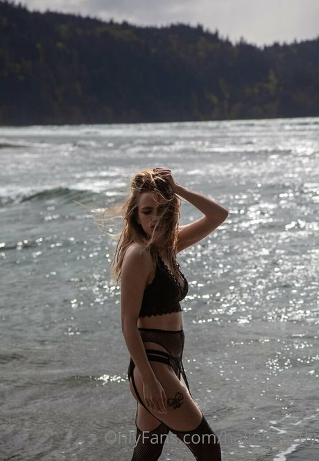 halleheartly beautiful model image