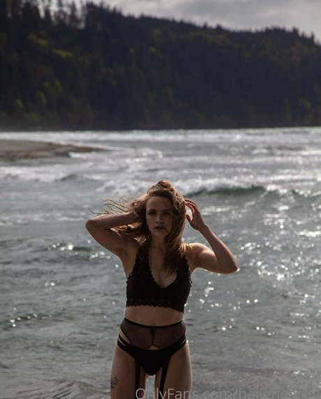 halleheartly hd actress img