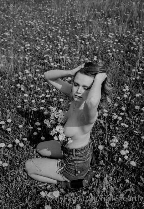 halleheartly art model img