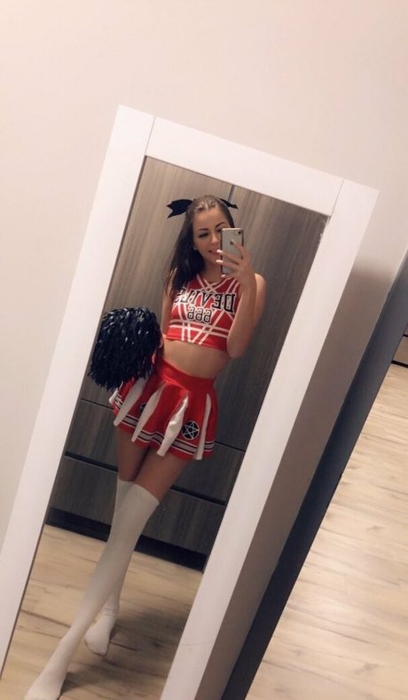 Vera Velvet model high quality img