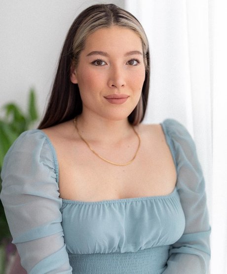 Maxine Lucille beautiful model picture