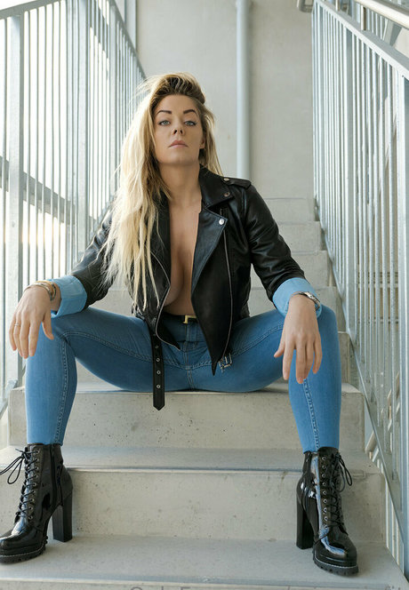 MI4 S4ND pornstar photo