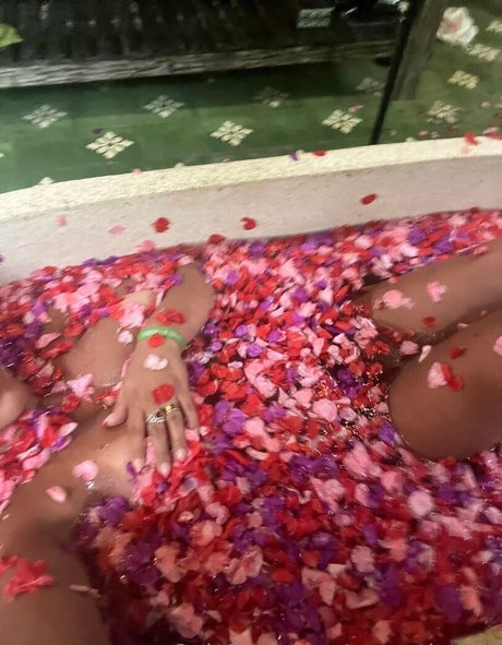 saucytitsbali naked model pictures