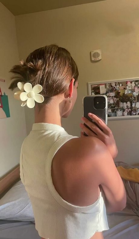 Laneya Grace star art photo