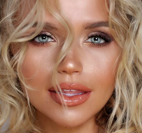 Veronika Dash perfect pornstar pics