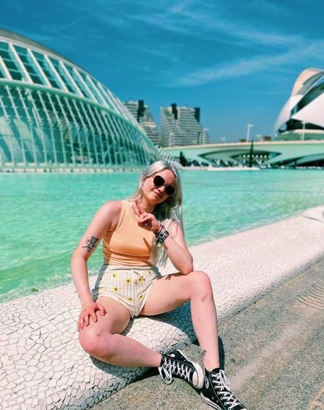 Larissa Zeeuwe erotic actress photos