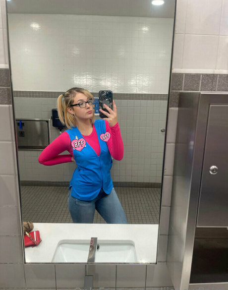 snowbunnyalii nudes model image