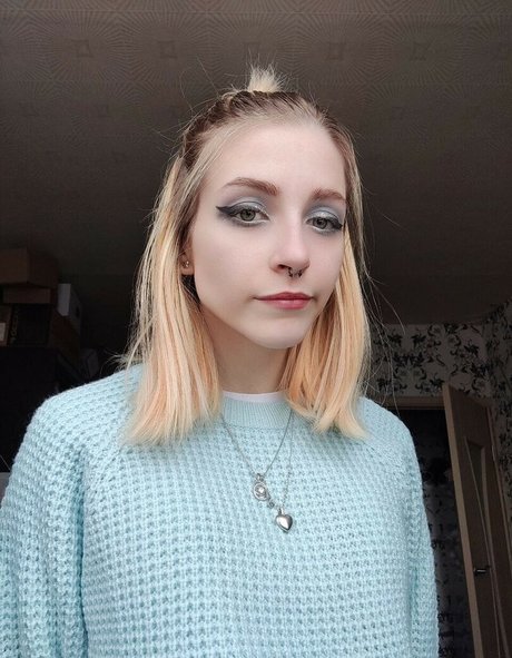 Mia Synaeva profile pic