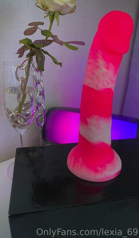 lexia 69 naked model photo