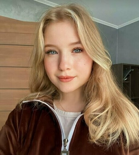 elisenextdoor model art images