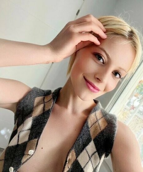 elisenextdoor porn model gallery