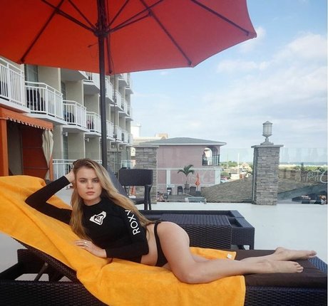 Zandi Holup sex model picture