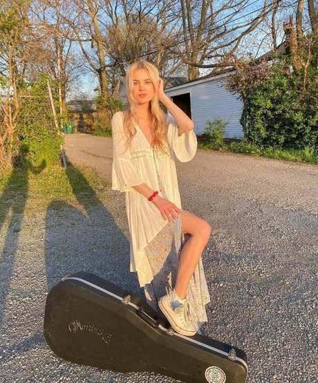 Zandi Holup nude star archive