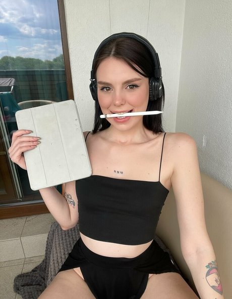 emyraine profile pic