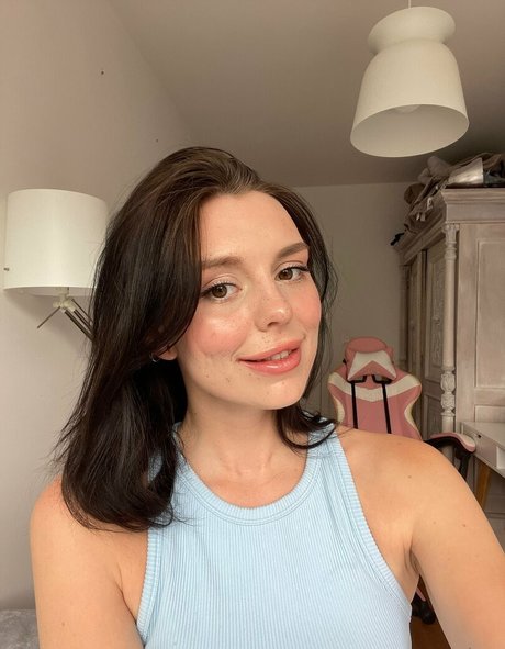 emyraine model free pics