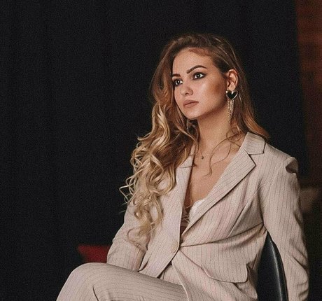 leila hottie model adult pictures