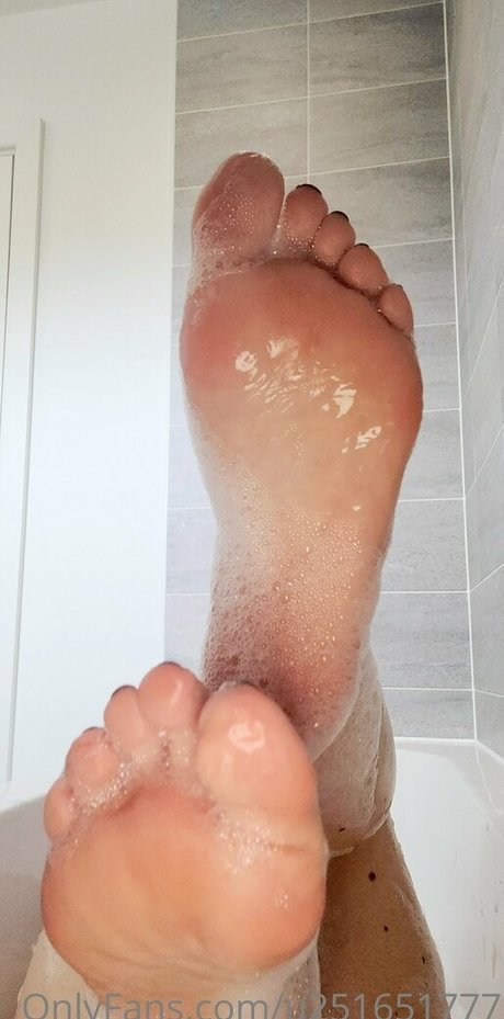 juiletssecret model free image