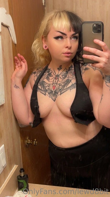 reaghanblackhart beautiful model image