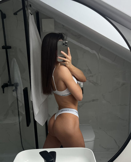 linasphysique sexy actress archive