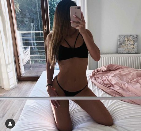 linasphysique nude actress img