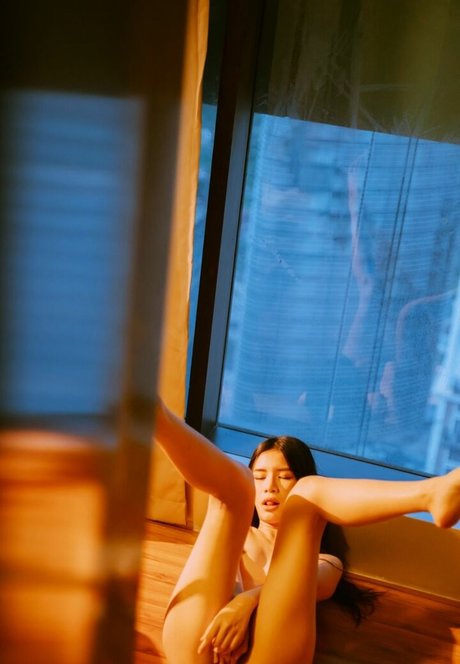 onlycarlyn perfect actress image