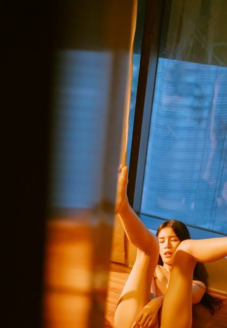 onlycarlyn nude model img