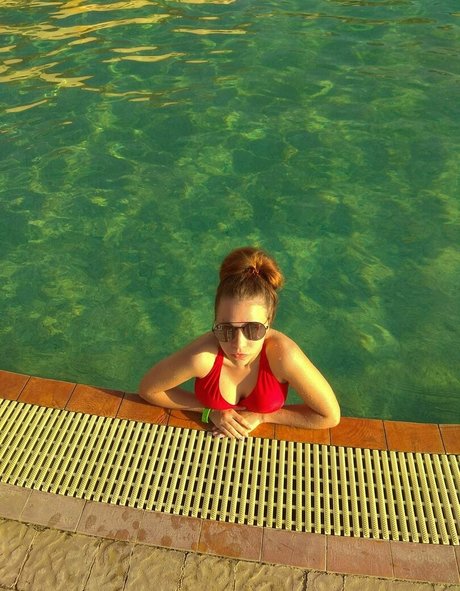 charming dora top actress pics