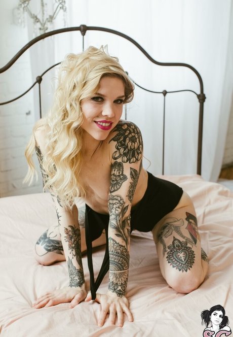 Auric nude model pics