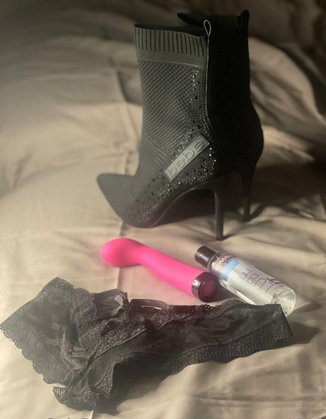 tattedlilmomma1990 nude model archive