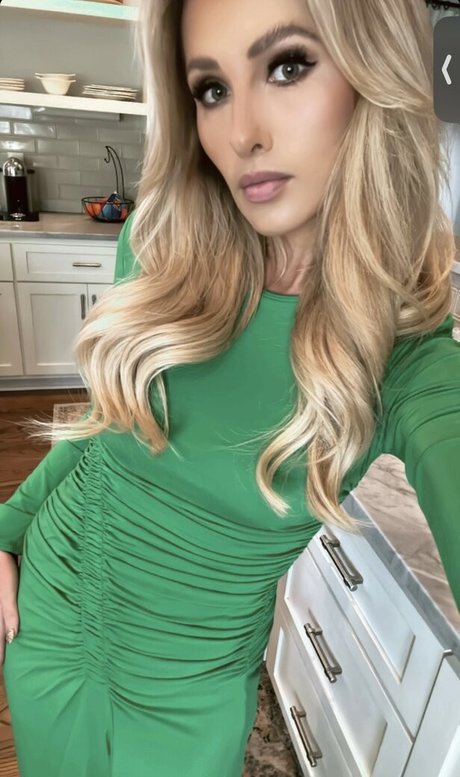 Tomi Lahren model sex picture