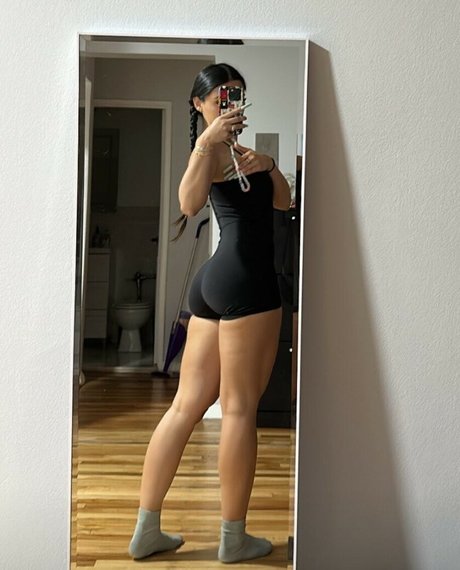 foreign matee model pretty pictures