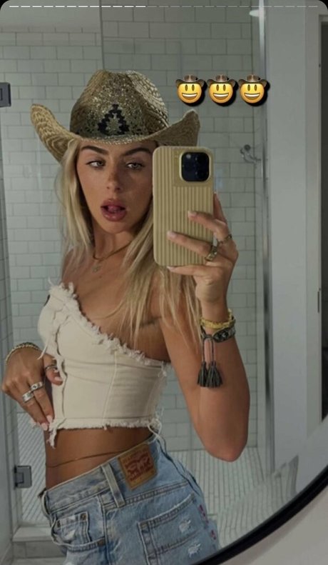 Cavinder Twins model top image