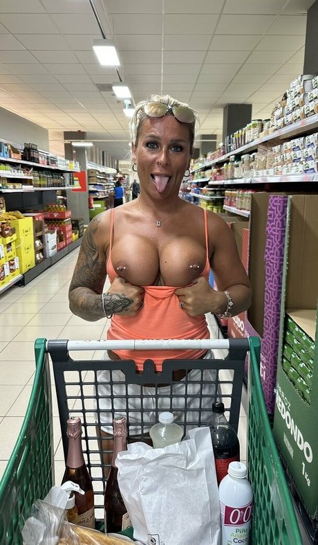 brithotwife pretty model picture