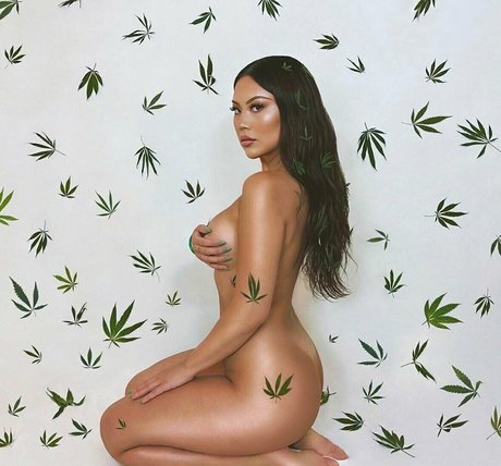 mikolove art model image