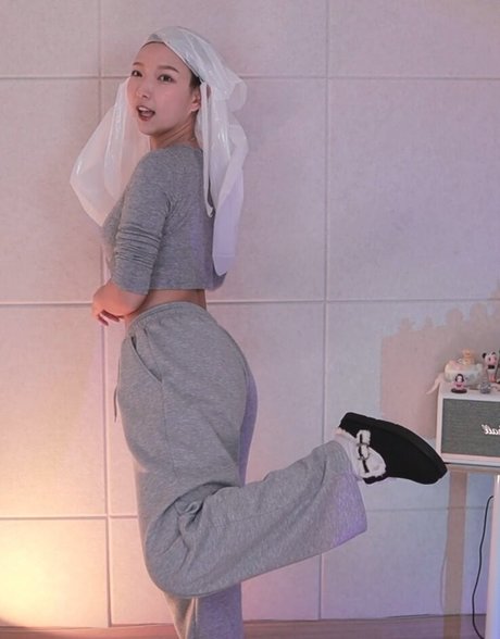 leelate hot star images