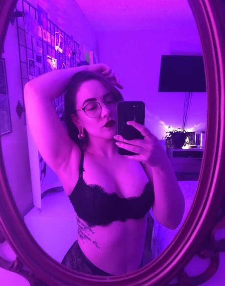 Alexmarkelle model exclusive image