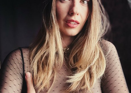 ElectricApril sexy model pic