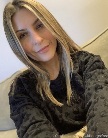 missdannigibson sexy model picture