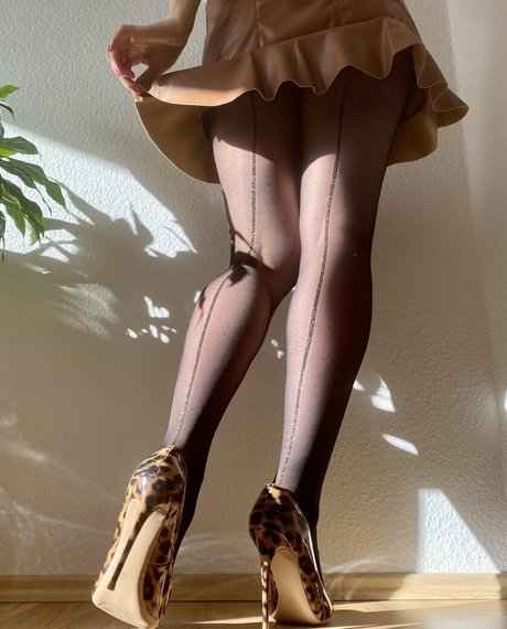 Miss Sunny Mood sex model galleries