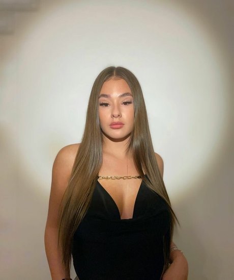 Sydney Etherington naked model image