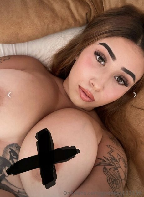 Noemi123130 free model photos