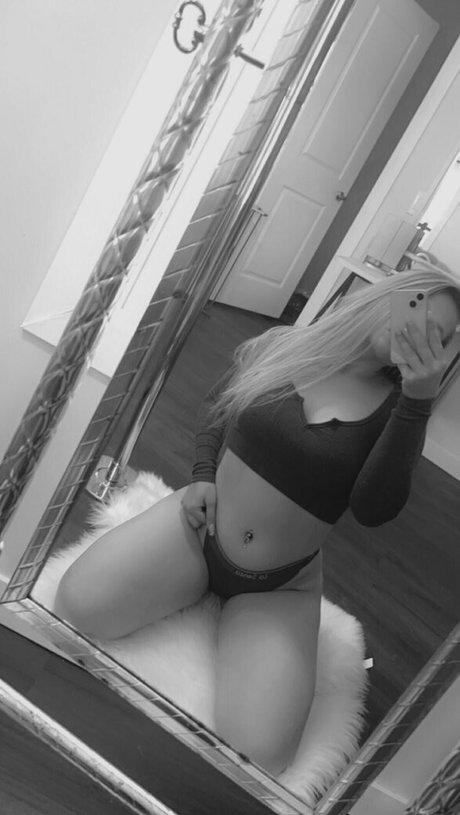 isnowyummy erotic model picture