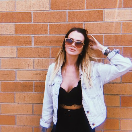 ohioliz model naked picture