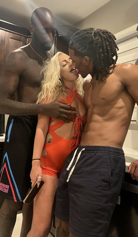 Ebunnz model perfect image