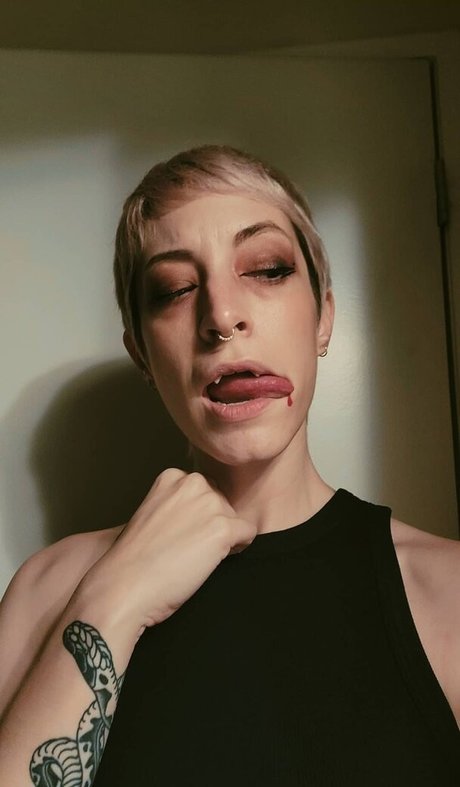 Tybee Diskin model high quality photo